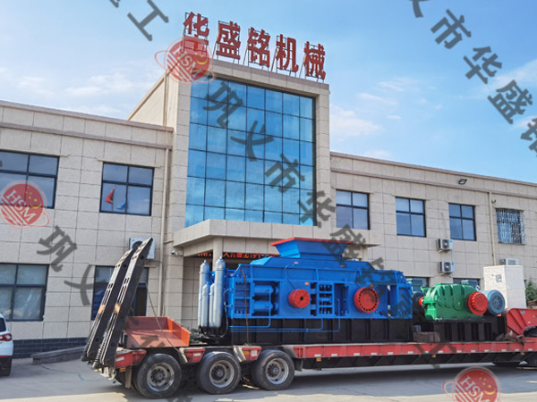 對(duì)輥破碎機(jī)發(fā)貨現(xiàn)場(chǎng)