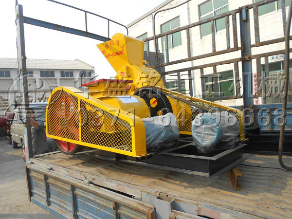 46雙級破碎機和小型對輥發(fā)貨現場3.jpg